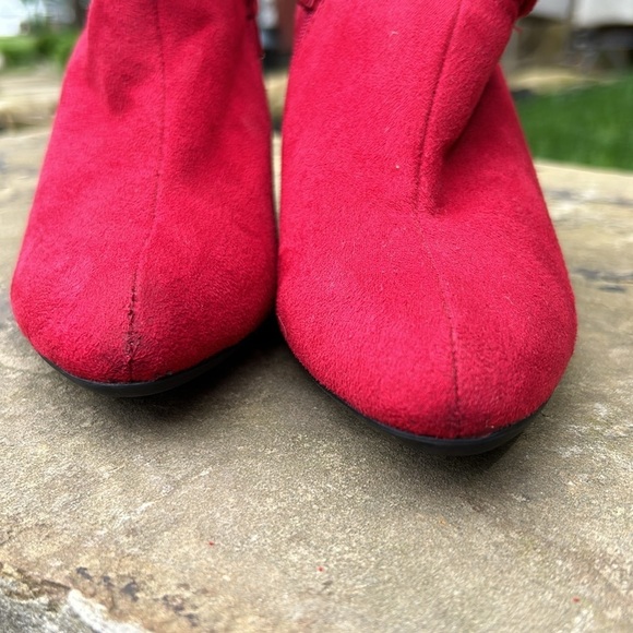 Covington red faux suede heeled booties size 7 M with ruffle at ankle side zip - Picture 11 of 14